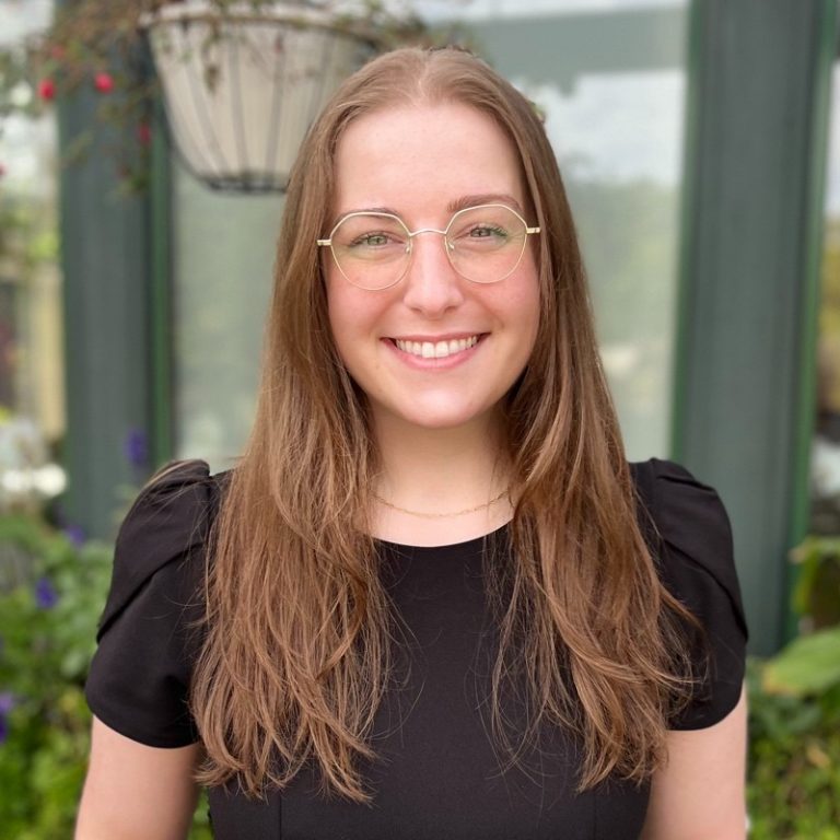 Jess Holman Headshot